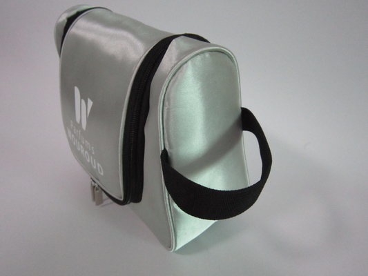 Ασημένια αδιάβροχη κρεμώντας Toiletry τσάντα διοργανωτών με την τσέπη πλέγματος